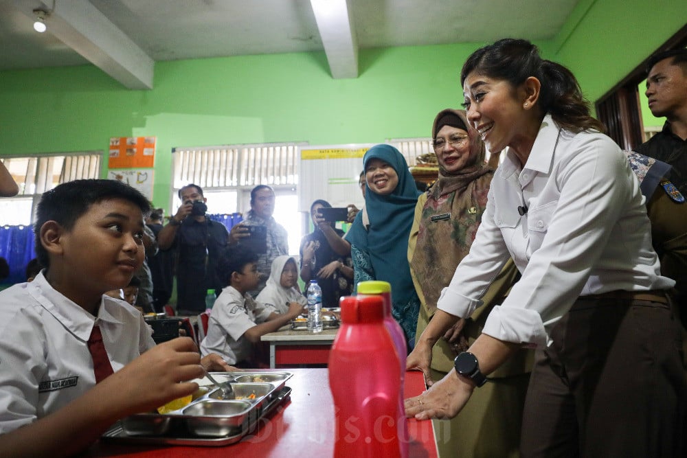  Menteri Komunikasi dan Digital Meutya Hafid Tinjau Pelaksanaan Makan Bergizi Gratis