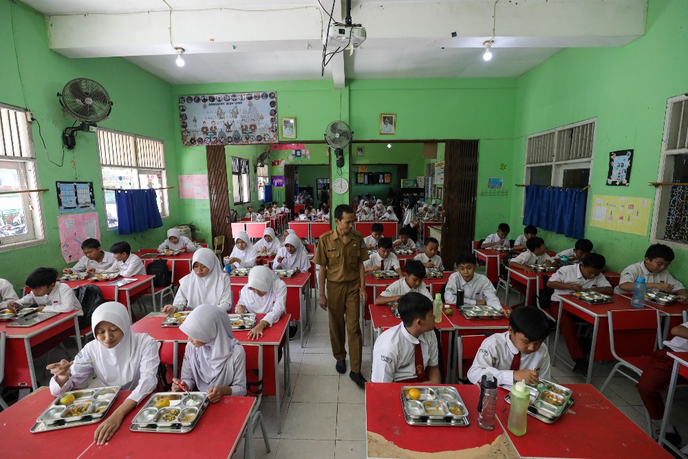  Kemenkop Pastikan Menu MBG Pakai Bahan Baku Lokal