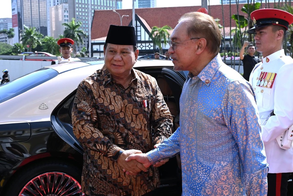  Intip Momen Hangat Prabowo dan Anwar Ibrahim di Malaysia, Kompak Berbatik!