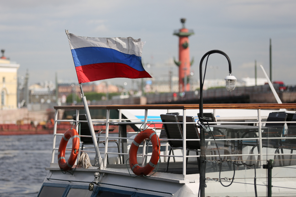 Bendera Rusia di sebuah kapal yang berada di St Petersburg, Rusia. / Bloomberg-Andrey Rudakov