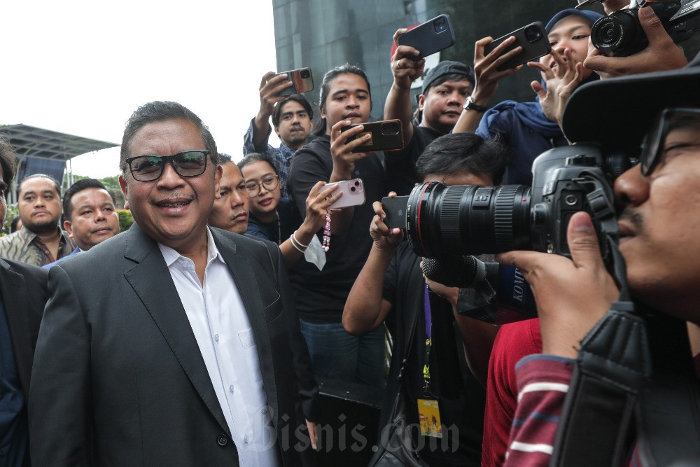  Necis Pakai Jas Abu, Ini Foto-foto Hasto Datangi KPK sebagai Tersangka