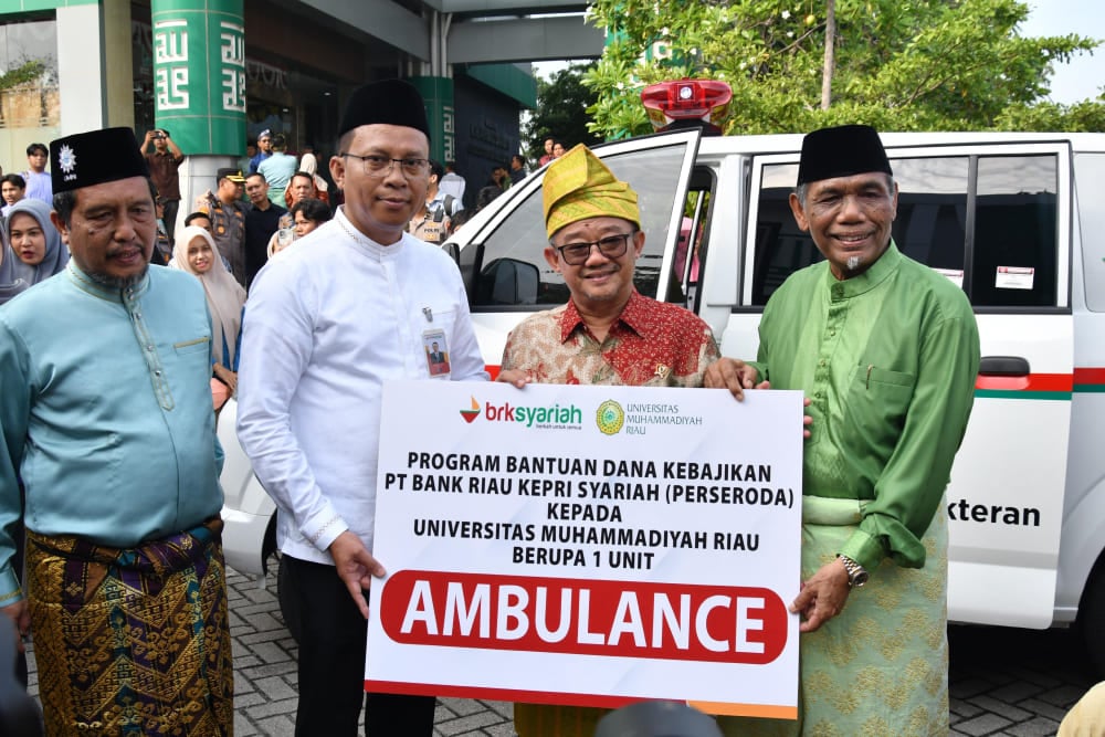  Melalui Menteri Pendidikan, BRK Syariah Serahkan Ambulance untuk UMRI