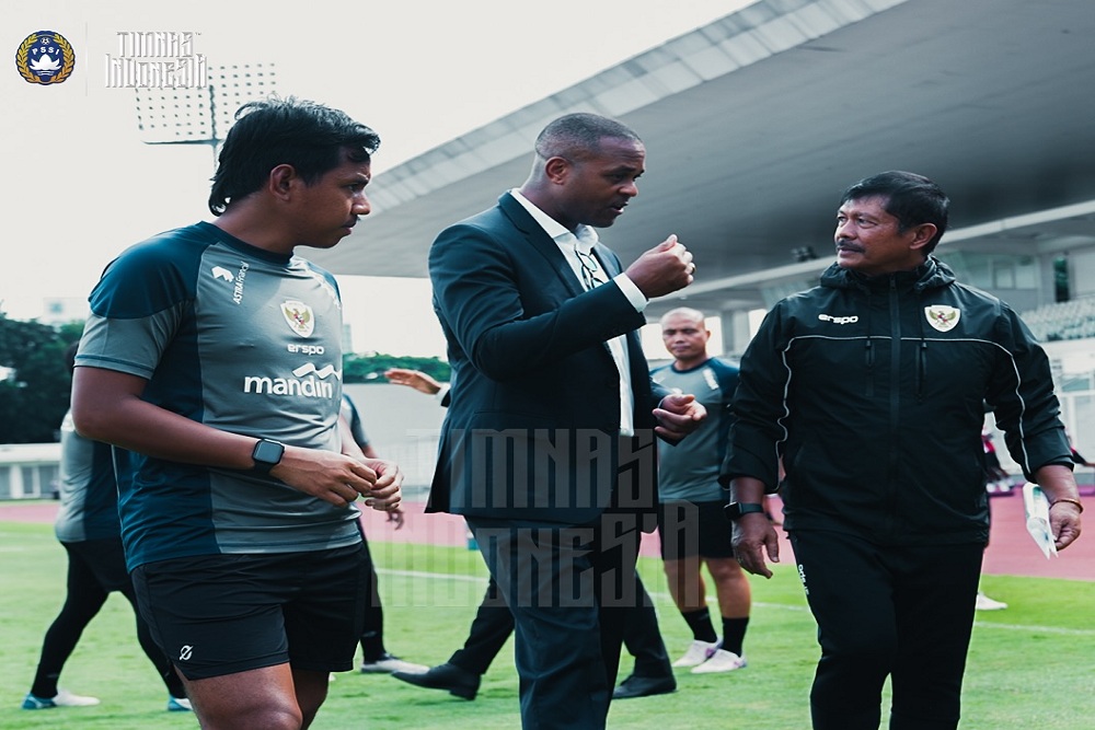  Pantau Latihan Timnas U-20 Indonesia, Patrick Kluivert dan Indra Sjafri Berdiskusi