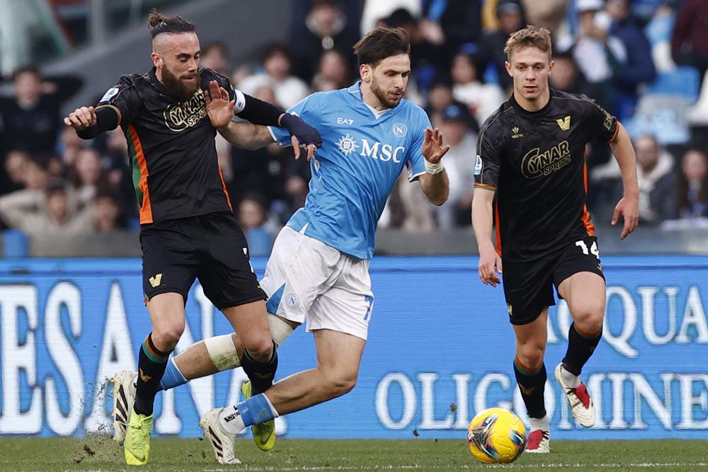 Pemain Napoli, Khvicha Kvaratskhelia diapit penggawa Venezia, Francesco Zampano dan Hans Nicolussi Caviglia/ REUTERS-Ciro De Luca