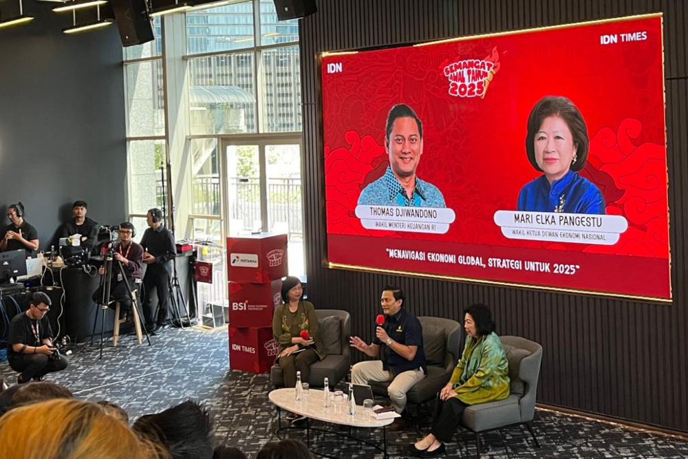 Wakil Menteri Keuangan Thomas A. M. Djiwandono (tengah) bersama Wakil Ketua Dewan Ekonomi Nasional (DEN) Mari Elka Pangestu (kanan) di IDN HQ, Jakarta pada Rabu (15/1/2025). / Bisnis-Annasa Rizki Kamalina
