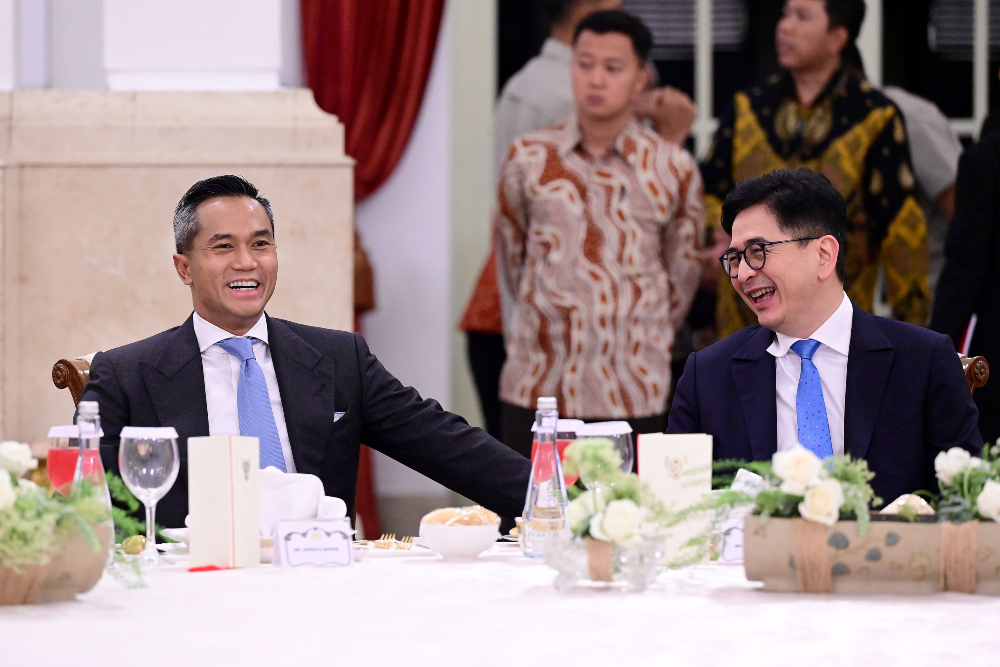 Ketua Umum Kamar Dagang dan Industri (Kadin) Indonesia Arsjad Rasjid (kanan) dan Ketua Umum Kadin versi Munaslub 2024 Anindya Bakrie (kiri) dalam pertemuan dengan pengusaha Jepang yang tergabung di The Jakarta Japan Club (JJC) serta sejumlah pebisnis Indonesia di Istana Negara, Jakarta, Jumat (6/12/2024). /dok. Setpres