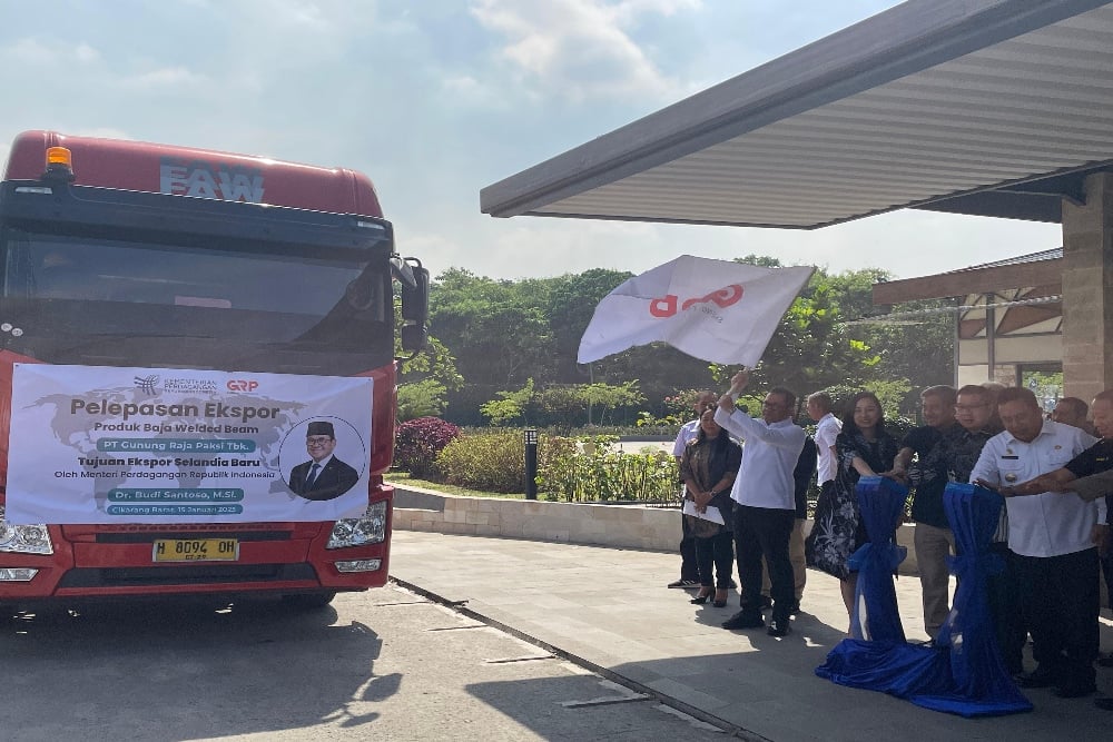 Menteri Perdagangan (Mendag) Budi Santoso dalam acara Pelepasan Ekspor Produk Baja Welded Beam PT Gunung Raja Paksi Tbk. Tujuan Ekspor Selandia Baru di Cikarang Barat, Jawa Barat, Rabu (15/1/2025). —Bisnis/Rika Anggraeni