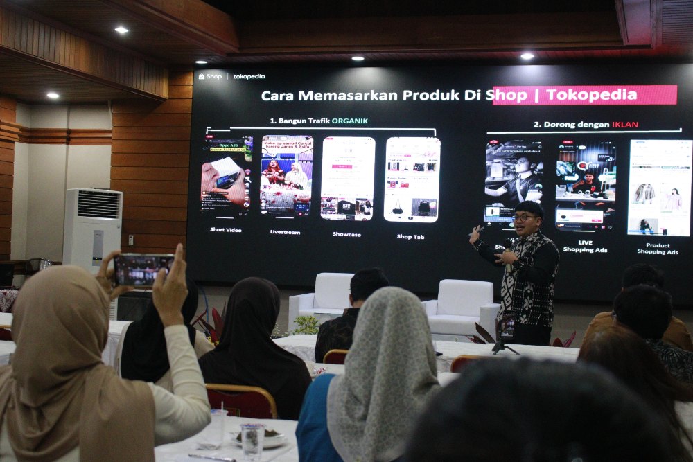 Para pelaku UMKM antusias belajar cara jualan online di Tokopedia  dalam kegiatan Upgrade Skill bersama Tokopedia dan TikTok: Selalu Untung Lewat Digital, Rabu (8/5/2024) di Kota Semarang. Bisnis/Muhammad Faisal Nur Ikhsan