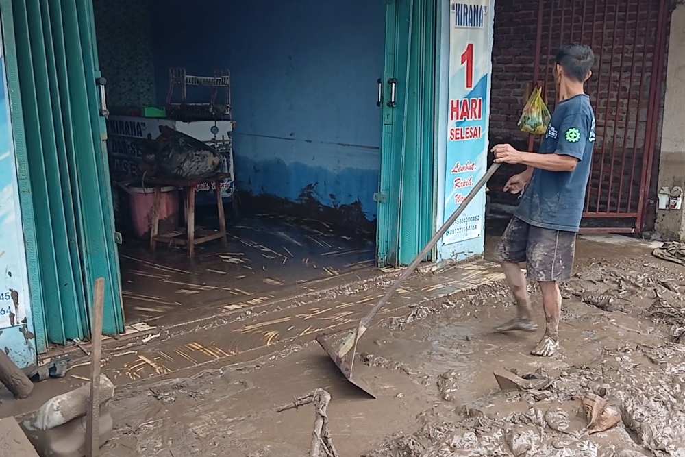  Cirebon Dilanda Banjir Bandang, Rumah Rusak dan Jalur Tertutup Lumpur
