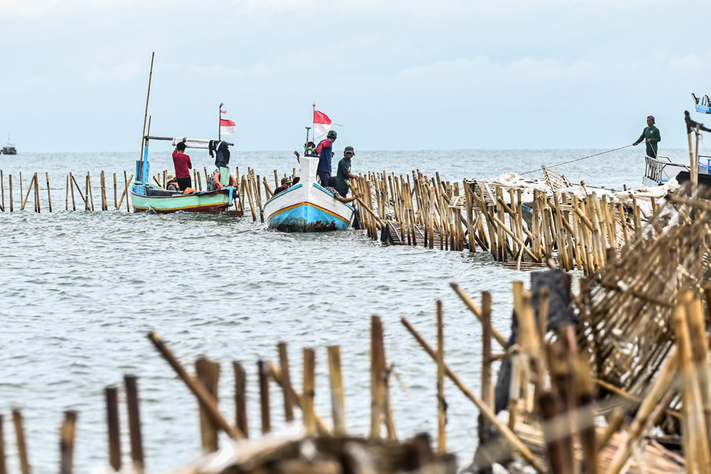  TNI AL Dan Nelayan Bongkar Pagar Laut Di Tangerang