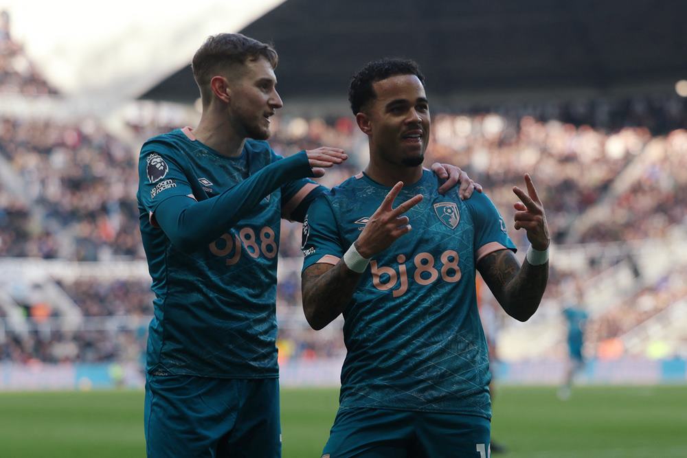 Pemain Bournemouth, Justin Kluivert bersama David Brooks. Hasil Newcastle Vs Bournemouth: Hattrick Anak Patrick Kluivert Benamkan The Magpies/ Reuters-Lee Smith