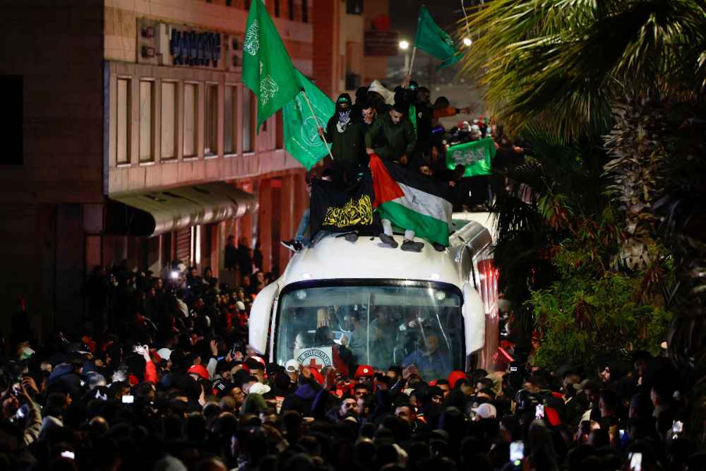  Momen Menegangkan Pertukaran Sandera Israel-Palestina di Tengah Kerumunan di Gaza