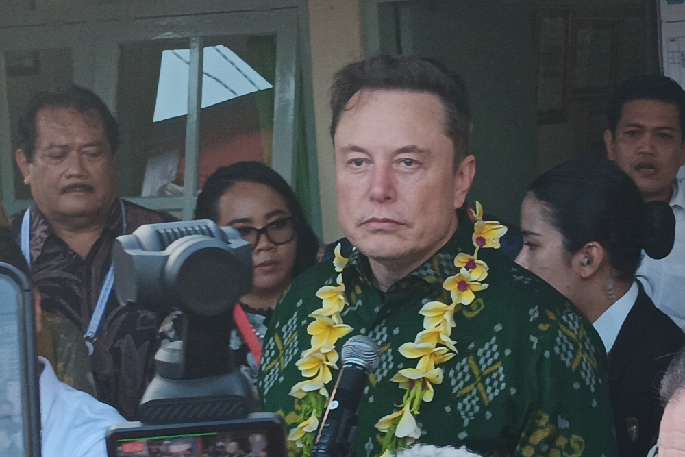 CEO dan Pendiri SpaceX Elon Musk dalam konferensi pers dengan media usai meresmikan Starlink di Puskesmas Pembantu Sumerta Kelod, Denpasar Minggu (19/5/2024). - Bisnis/Harian Noris Saputra