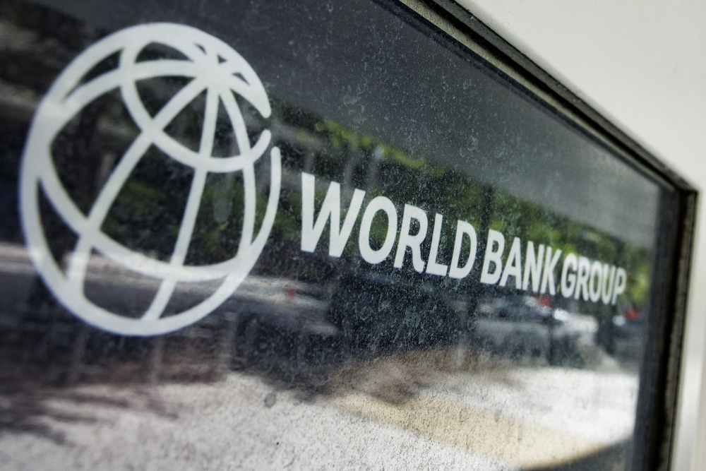 Logo Bank Dunia di kantor pusat World Bank Group, Washington DC, Amerika Serikat pada Kamis (13/4/2023). / Bloomberg-Samuel Corum