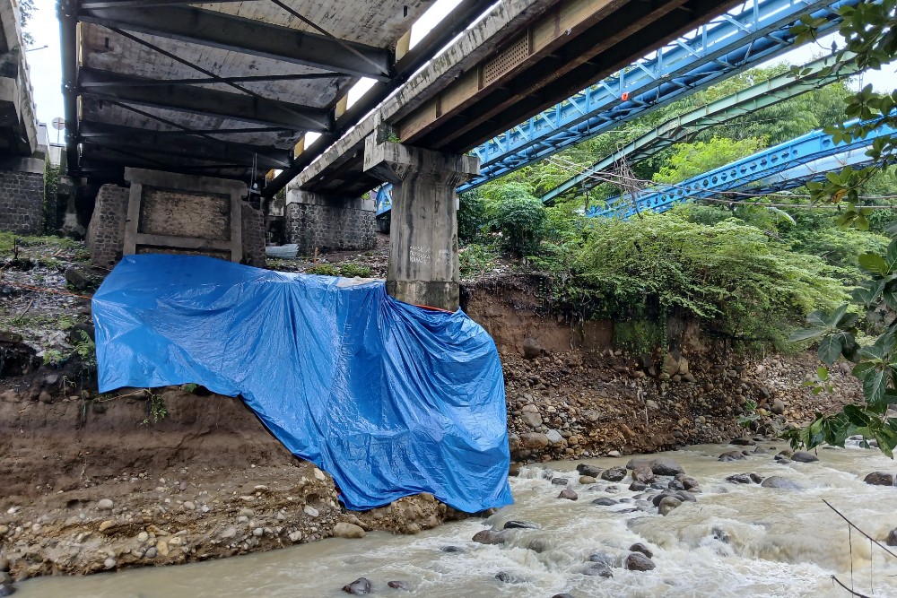  Banjir Bandang di Cirebon Hancurkan Tembok Penahan Jembatan Sumber