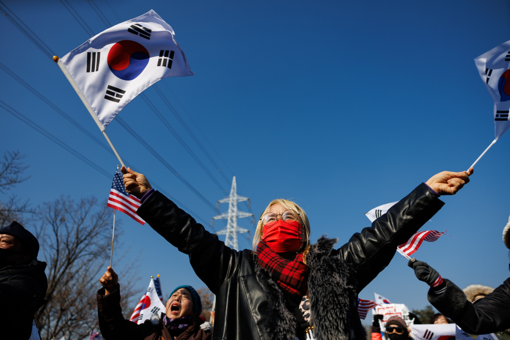 Sejumlah pendukung Presiden Korea Selatan Yoon Suk Yeol berunjuk rasa pada Jumat (17/1/2025) di luar Pusat Tahanan Seoul, Uiwang, tempat ditahannya Yeol. / Bloomberg-SeongJoon Cho