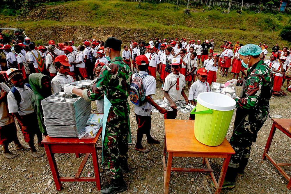  Makan Bergizi Gratis Perdana Di Papua Tengah