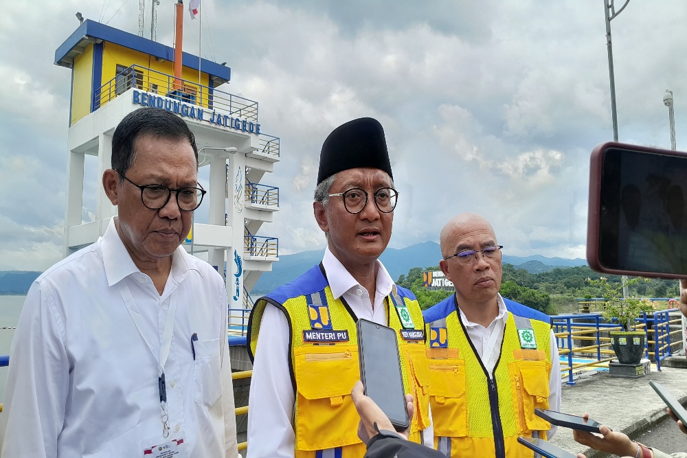 Menteri Pekerjaan Umum usai melakukan peresmian proyek strategis Pembangkit Listrik Tenaga Air (PLTA) Jatigede, Senin (20/1/2025)/Bisnis - Alifian Asmaaysi