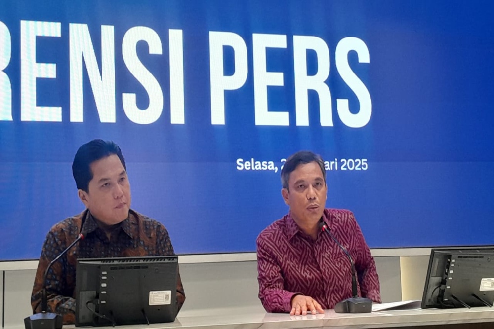 Menteri Badan Usaha Milik Negara (BUMN) Erick Thohir bersama Direktur Utama PT Bank Tabungan Negara (Persero) Tbk. (BBTN) Nixon LP Napitupulu dalam Konferensi Pers, Selasa (21/1/2025).