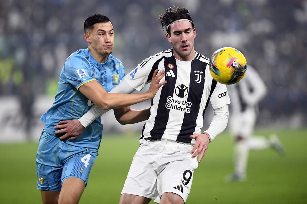 Striker Juventus, Dusan Vlahovic dan pemain Venezia Jay Idzes.  Prediksi Skor Club Brugge vs Juventus 22 Januari, Susunan Pemain, H2H, Preview/REUTERS-Massimo Pinca.JPG