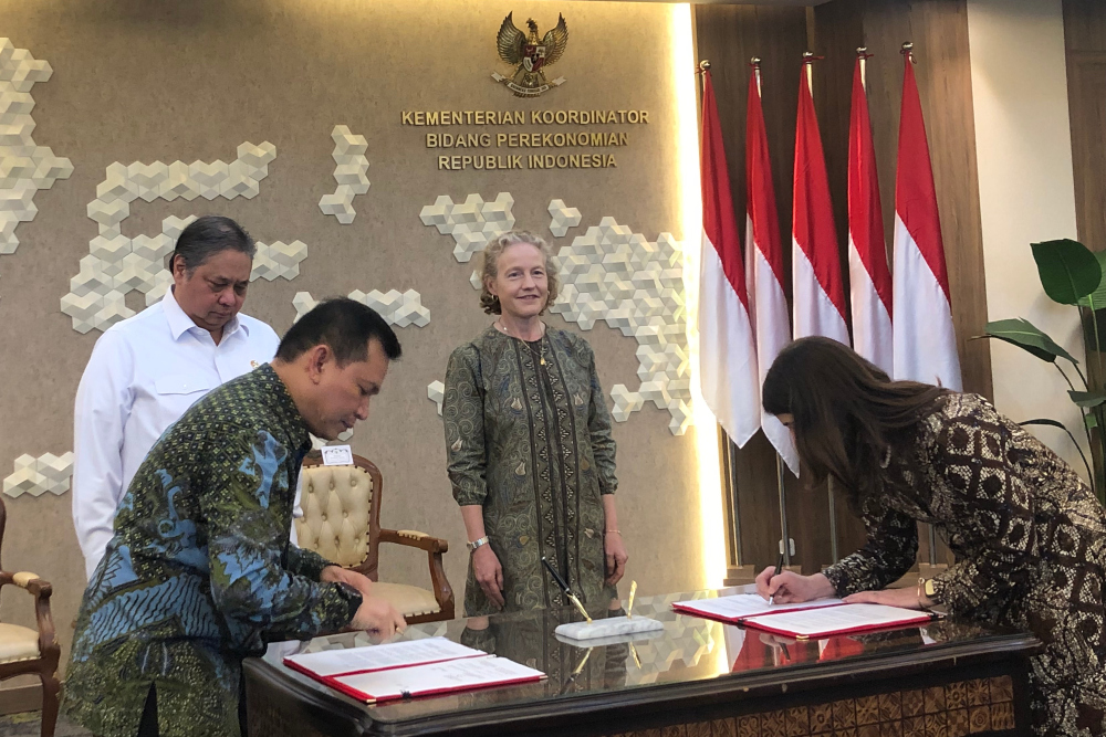 Menteri Koordinator Bidang Perekonomian Airlangga Hartarto bersama President ExxonMobil Indonesia⁠ ⁠⁠Carole J. Gall menyaksikan penandatanganan MoU investasi awal senilai US$10 miliar untuk pembangunan CCS dan industri petrokimia di Indonesia, Rabu (22/1/2025). / Bisnis-Annasa Rizki Kamalina.