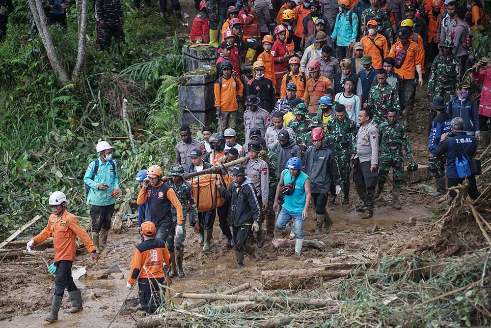  Proses Evakuasi Jenazah Korban Tanah Longsor di Pekalongan