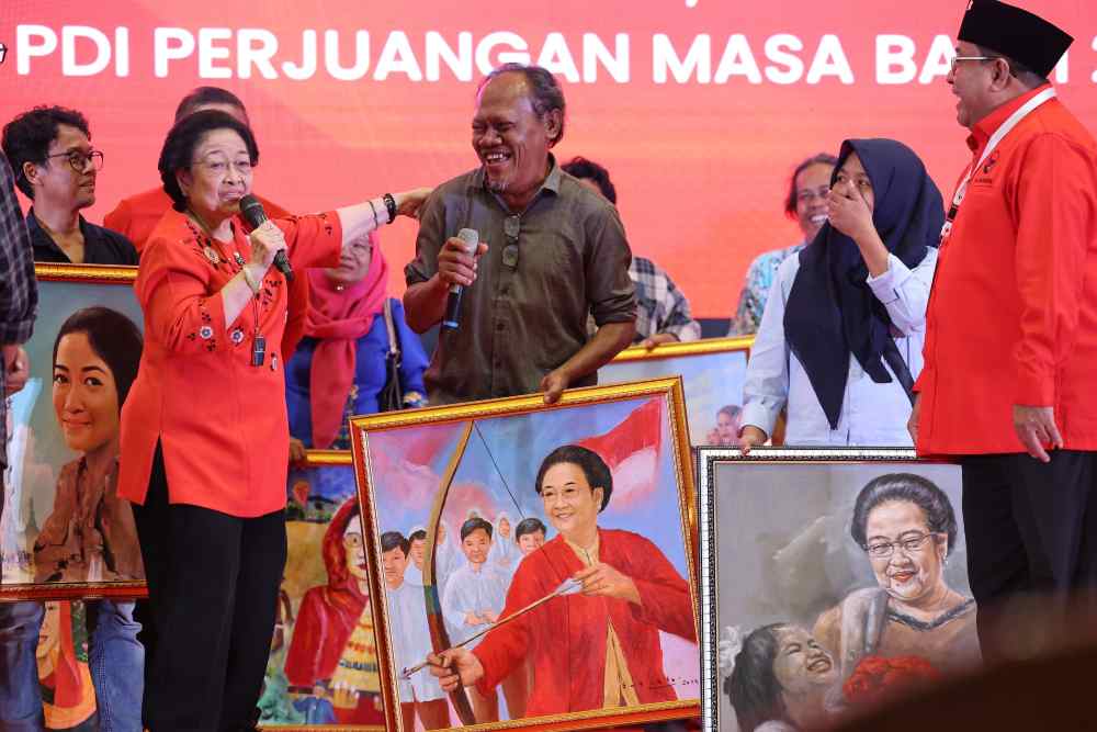  Momen Megawati Dapat Kejutan Ulang Tahun Lukisan dari Kader Saat Bimbingan Teknis PDIP