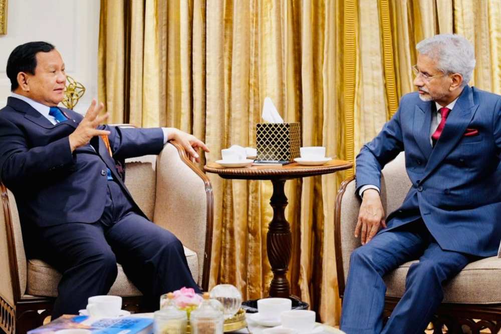Presiden Prabowo Subianto menerima kunjungan kehormatan Menteri Luar Negeri India, S. Jaishankar, di hotel tempatnya bermalam di New Delhi, pada Jumat (24/1/2025) waktu setempat.  Foto: Biro Pers Sekretariat Presiden