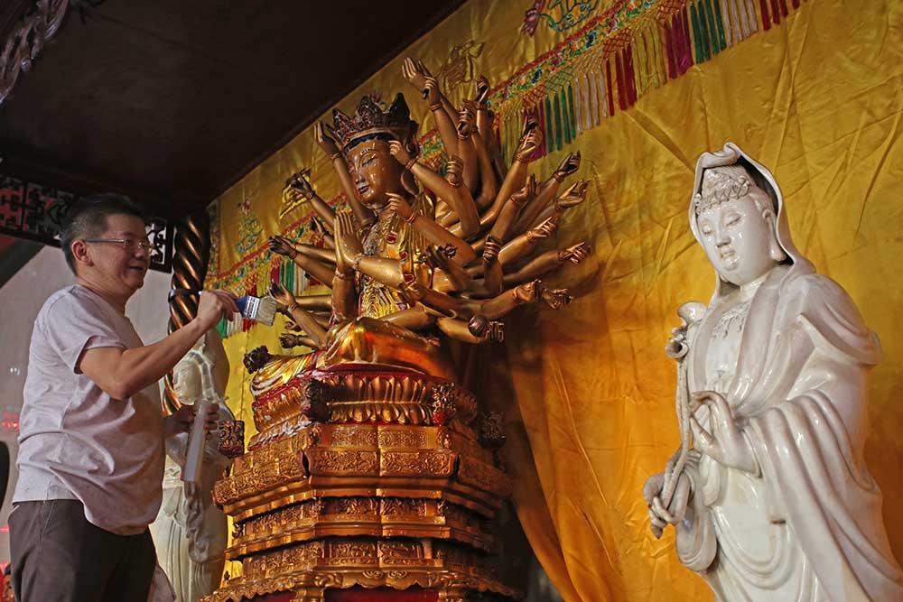  Prosesi Ritual Pencucian Patung Dewa di Vihara Kwan In Thang