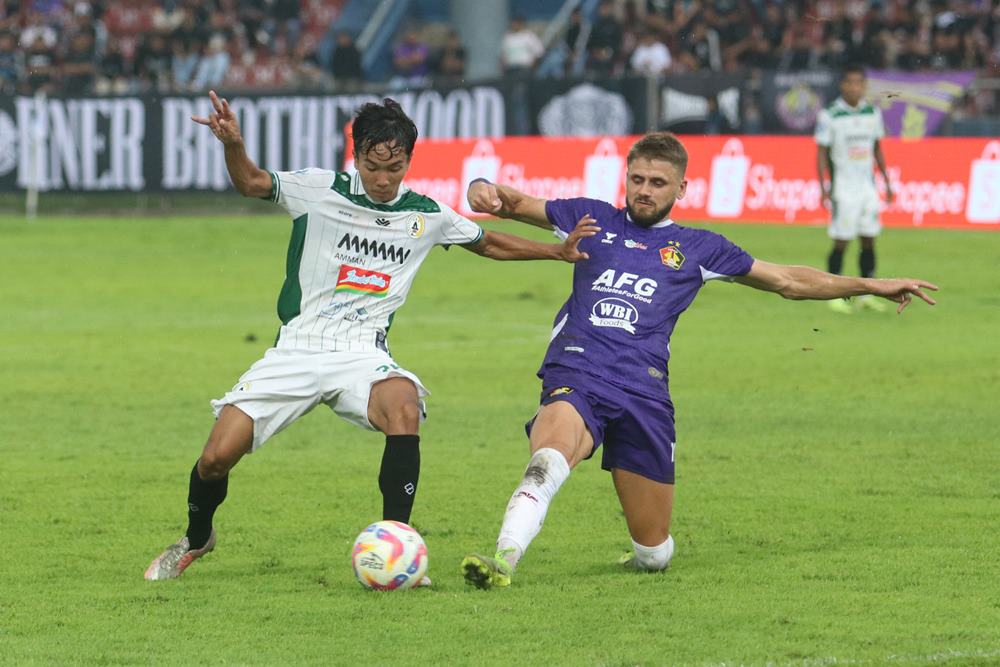 Pemain Persik Kediri saat melawan PSS Sleman. Prediksi Skor Malut United Vs Persik 25 Januari, Susunan Pemain, H2H, Klasemen/Antara