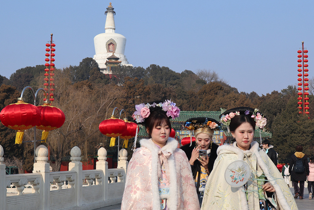  Suasana jelang Imlek di Taman Beihai Beijing