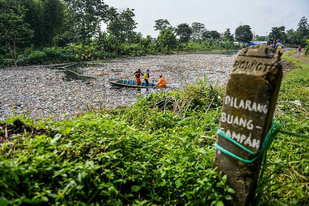  Tumpukan Sampah Penuhi Aliran Sungai Citarum Lama