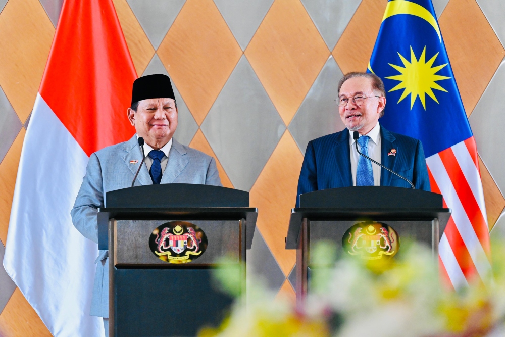  Kelakar Anwar Ibrahim Soal Prabowo Dapat Gelar Lebih Tinggi