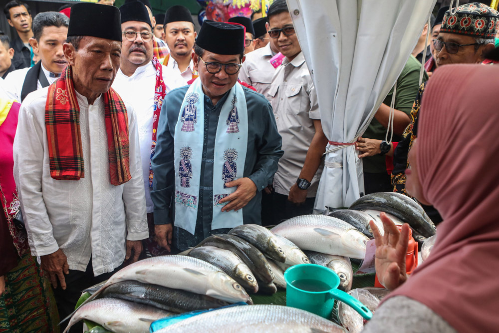  Gubernur Jakarta Kunjungi Festival Bandeng Rawa Belong