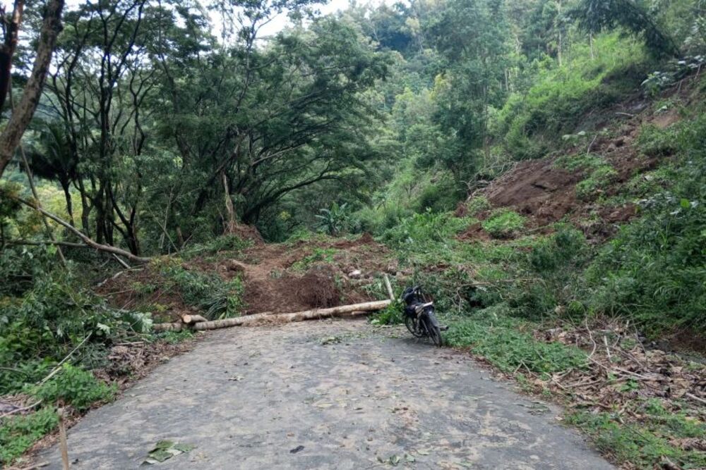  Longsor Terjadi di Jalan Lingkar Waduk Wonorejo