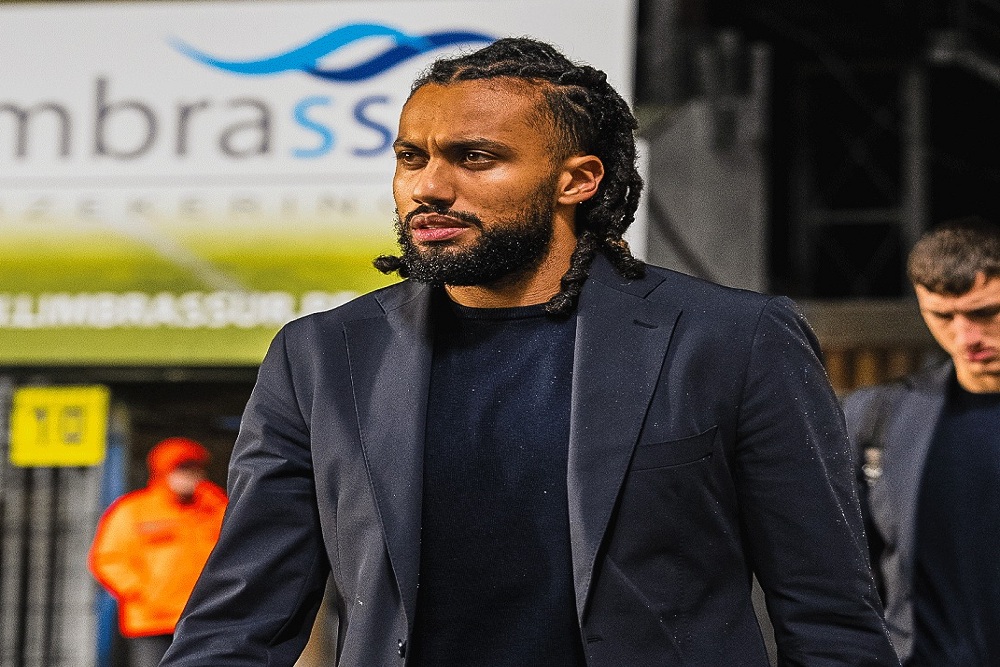 Calon pemain naturalisasi Timnas Indonesia Jairo Riedewald terancam sanksi 3 laga akibat pukul lawan / Instagram Royal Antwerp