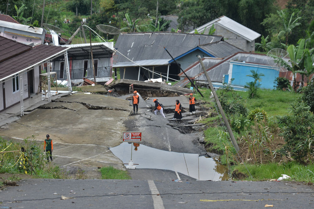  Bencana Tanah Bergerak Mengakibatkan Jalan Dan Rumah Warga Rusak