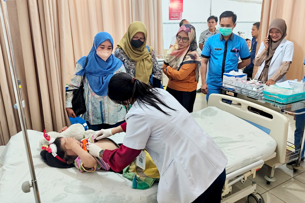 Tim Khusus Pemprov Sumut memantau pemeriksaan kesehatan pada NN, anak 10 tahun yang diduga mengalami kekerasan dari keluarga kandungnya, Nias Selatan, Rabu (29/1/2025). / dok. Pemprov Sumut