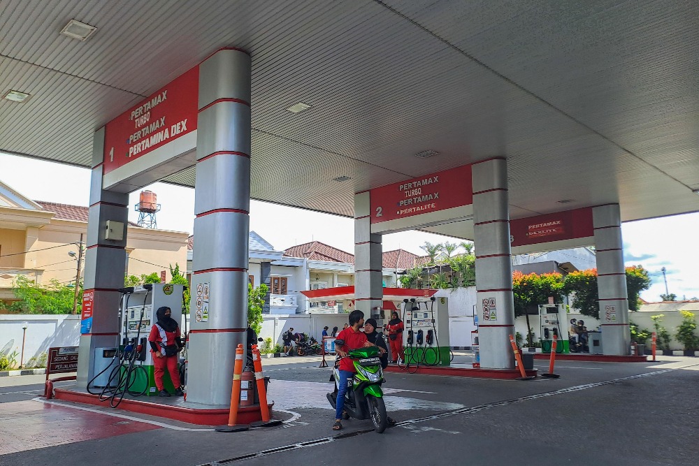 Pengendara mengisi BBM jenis Pertamax di salah satu stasiun pengisian bahan bakar umum (SPBU) di Jakarta, Rabu (1/1/2025)/Bisnis/Himawan L Nugraha