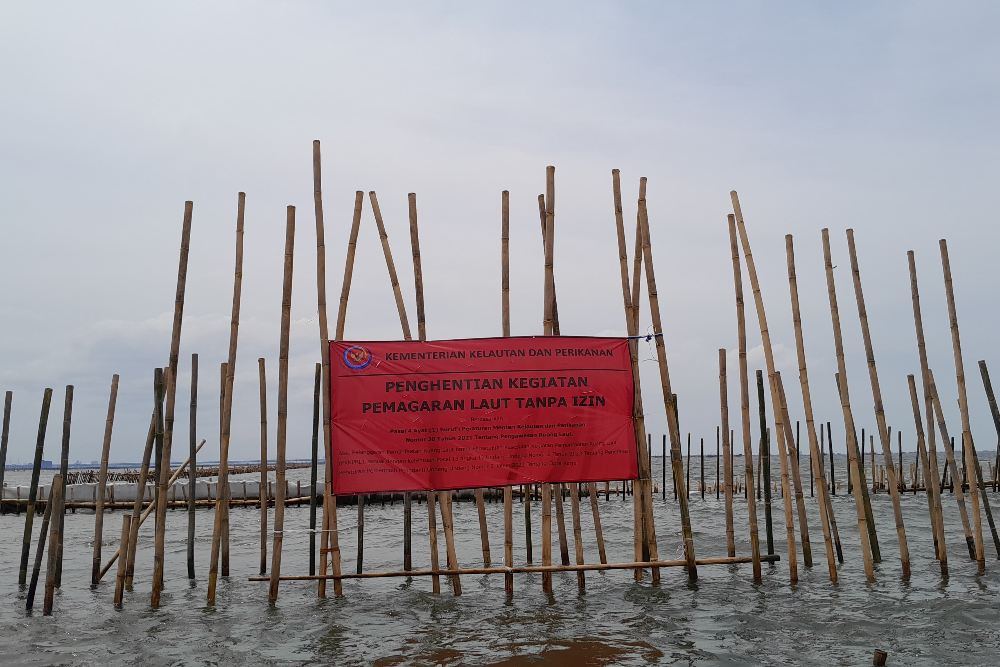 KKP memasang segel di pagar laut di Kampung Paljaya, Jembatan Cinta, Desa Segara Jaya, Kecamatan Tarumajaya, Kabupaten Bekasi pada Rabu (15/1/2025). - BISNIS/Alifian Asmaaysi.