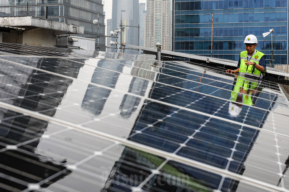 Teknisi melakukan pemeriksaan instalasi panel surya di salah satu gedung bertingkat di Jakarta, Selasa (11/6/2024). / Bisnis-Abdurachman