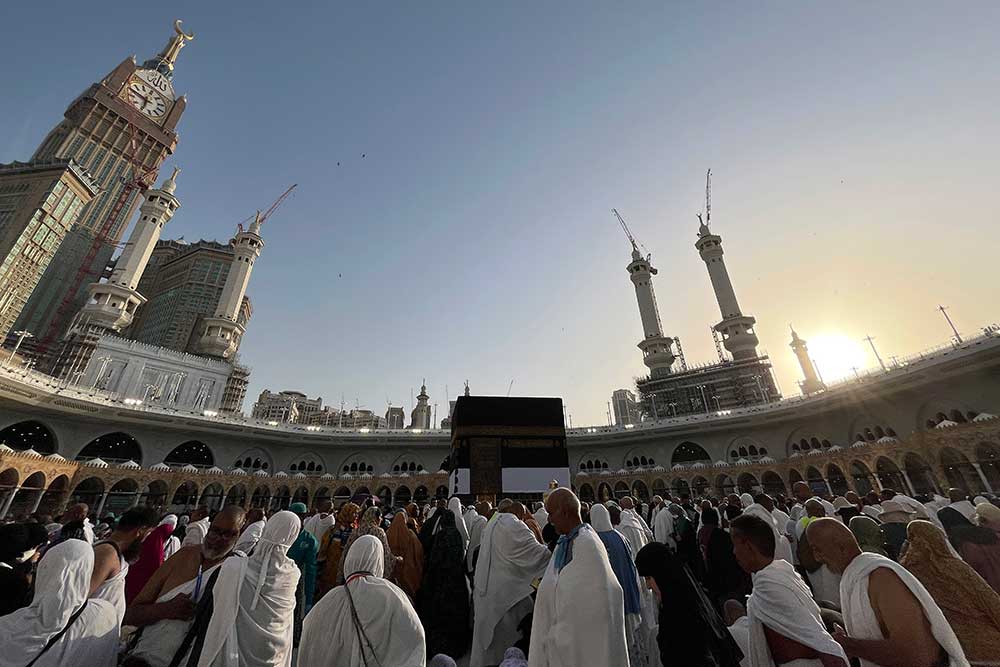 Jemaah calon haji Indonesia memanjatkan doa di Masjidil Haram, Makkah, Arab Saudi, Kamis (23/5/2024). ANTARA FOTO/Sigid Kurniawan
