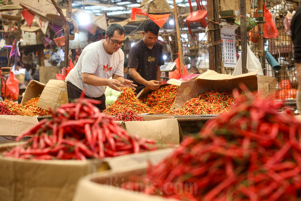 Pedagang beraktivitas di pasar Induk Kramat Jati, Jakarta, Selasa (15/10/2024). / Bisnis-Abdurachman