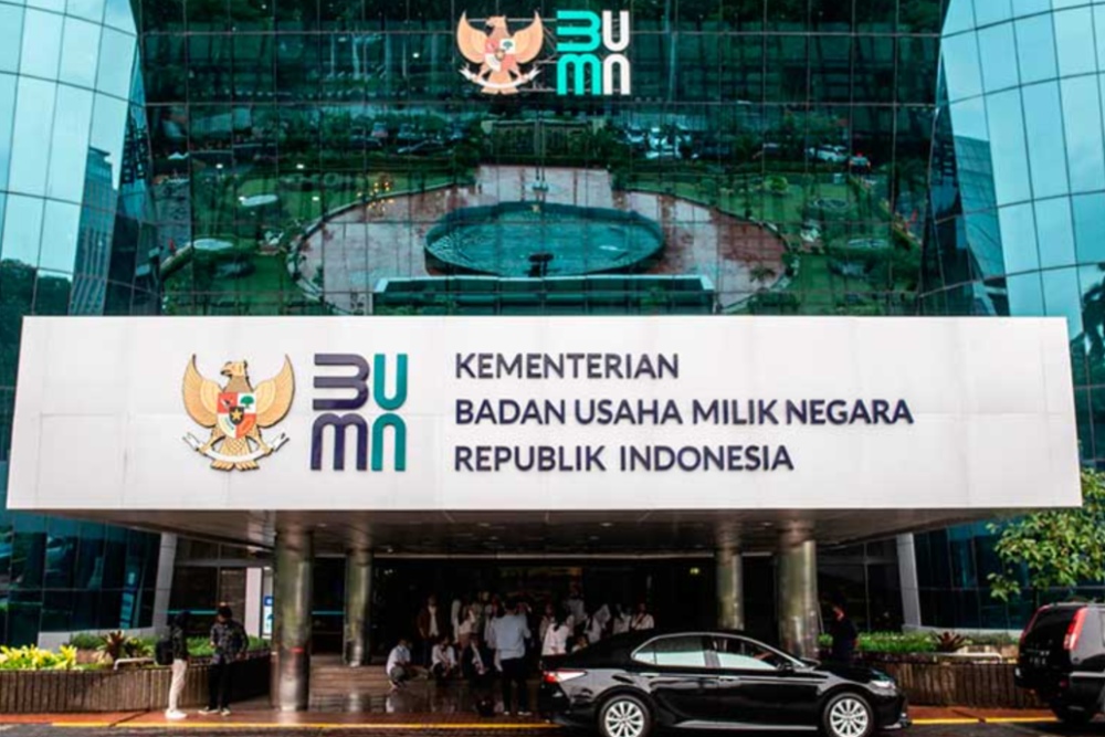 Logo baru Kementerian Badan Usaha Milik Negara (BUMN) terpasang di Gedung Kementerian BUMN, Jakarta, Kamis (2/7/2020). ANTARA FOTO/Aprillio Akbar