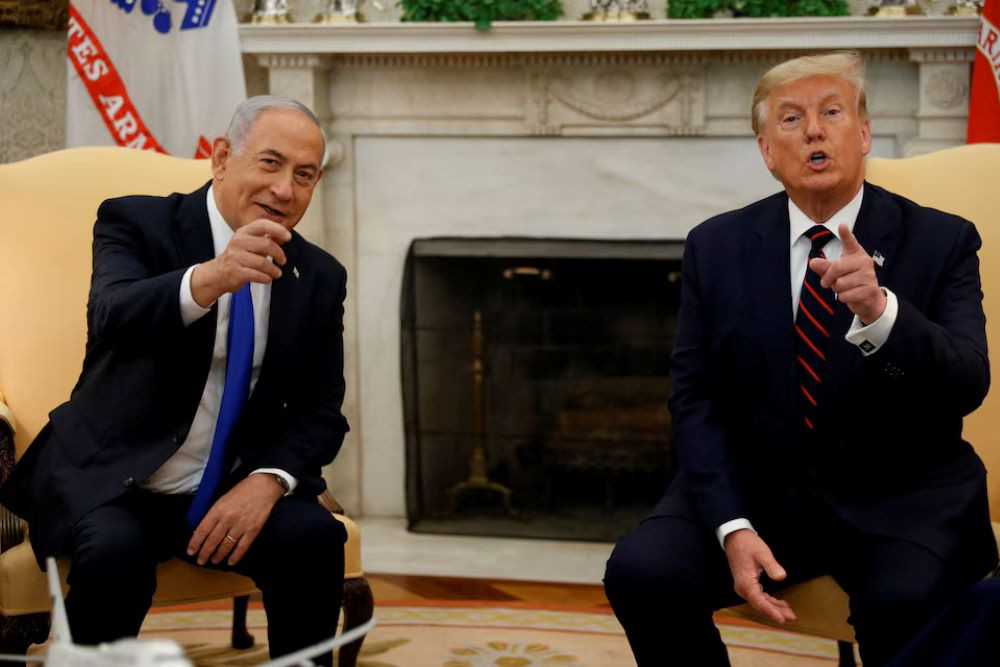 Perdana Menteri Israel Benjamin Netanyahu bertemu dengan Donald Trump sebelum menandatangani Kesepakatan Abraham, di Gedung Putih, AS pada 15 September 2020. / Reuters