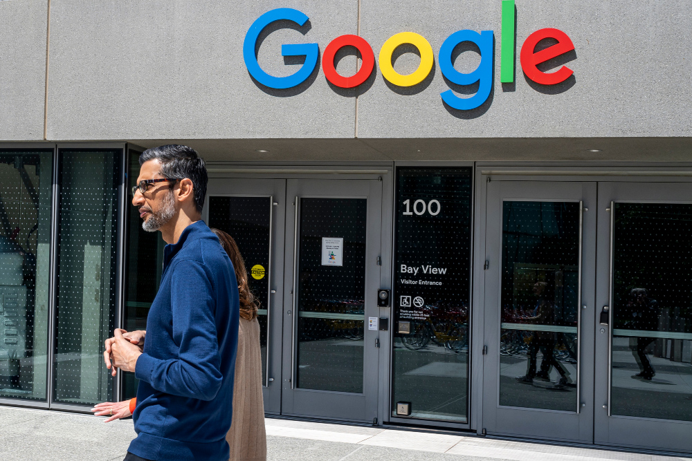 CEO Alphabet Inc. Sundar Pichai saat wawancara di kampus Googles Bay View, California, Amerika Serikat pada Rabu (1/5/2024). / Bloomberg-David Paul Morris