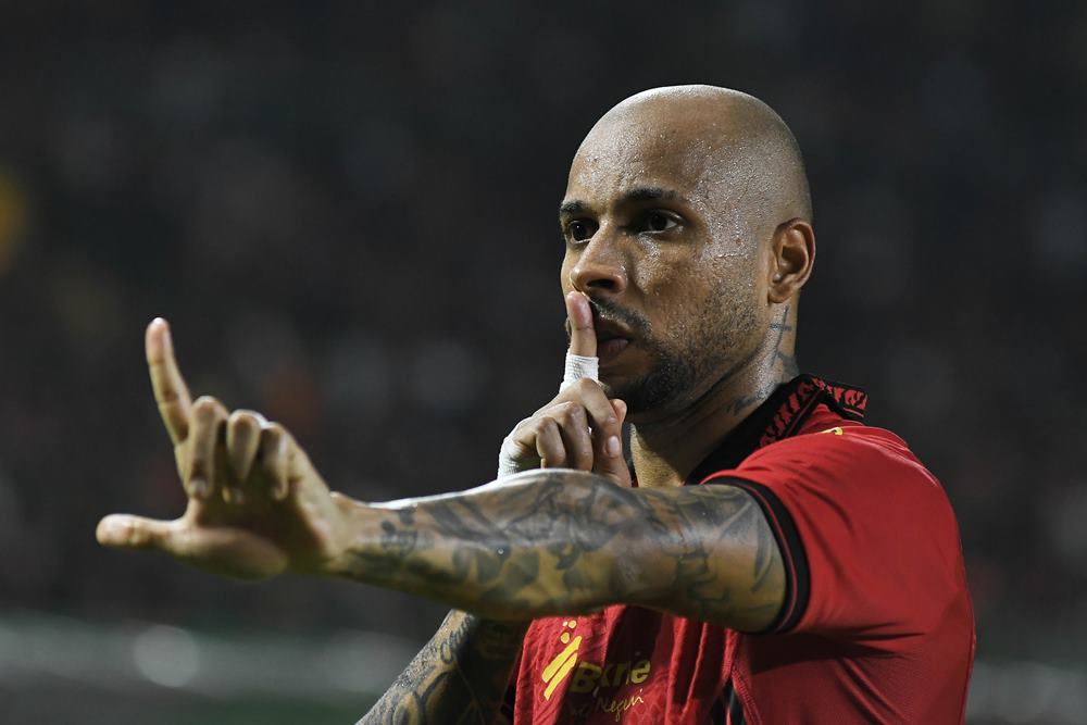 Pesepak Bola Persija Jakarta Gustavo Almeida melakukan selebrasi usai mencetak gol ke gawang PSBS Biak pada lanjutan Liga 1 di Stadion Patriot Chandrabhaga, Bekasi, Jawa Barat, Minggu (2/2/2025). Skor sementara babak pertama 1-1. Hasil Persija VS PSBS FT: 10 Pemain Badai Pasifik Menahan Imbang Macan Kemayoran/ANTARA FOTO/ Fakhri Hermansyah/nz