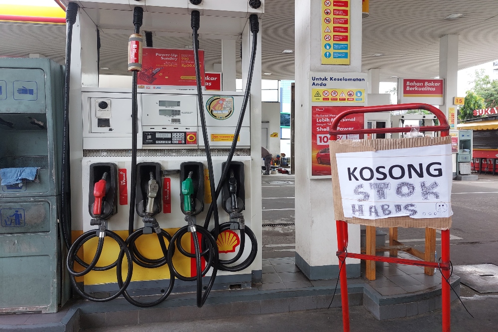 Suasana stasiun pengisian bahan bakar umum (SPBU) Shell Jalan Tendean, Jakarta Selatan Saat Stok BBM Kosong, Jumat (31/1/2025).