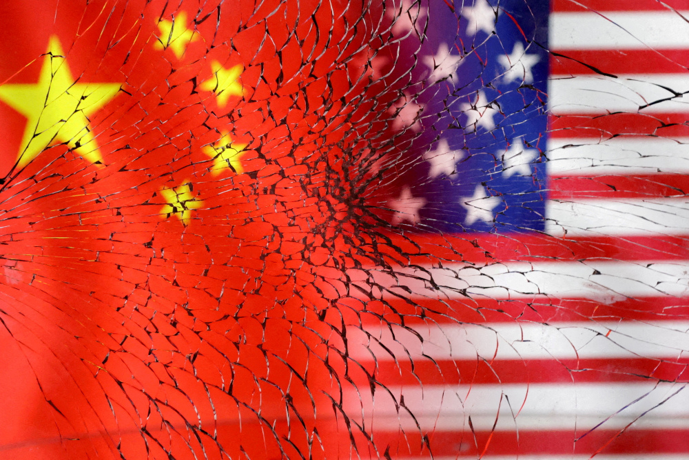 Ilustrasi bendera China dan Amerika Serikat (AS). / Reuters-Dado Ruvic-illustration