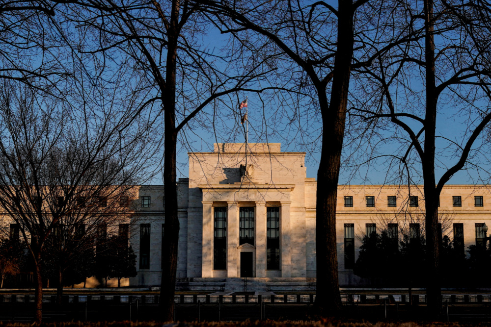 Gedung kantor Federal Reserve (The Fed) di Washington, Amerika Serikat pada Rabu (26/1/2022). / Reuters-Joshua Roberts